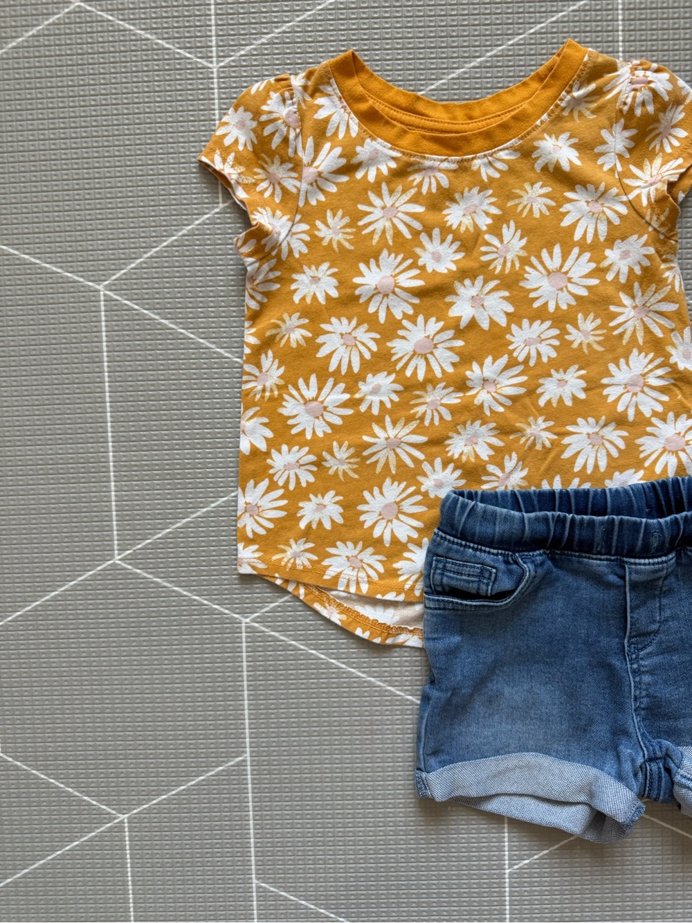 Cat & Jack|Baby girl/toddler matching set-Daisy Print tee & denim shorts•••3T